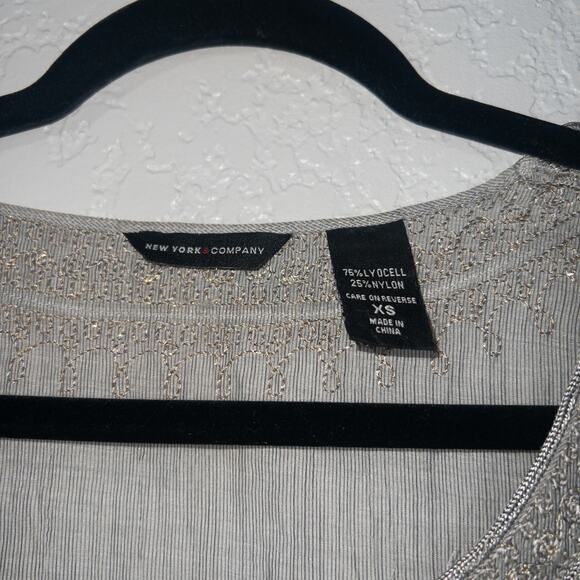 New York & Company Gray Lurex Embroidered V-Neck Blouse Size XS - Picture 3 of 5